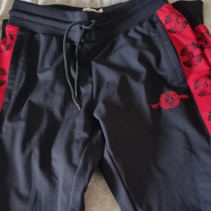 Track pants - Helt nya chelsea track pants ifrån better bodies storlek XS men mer som S  , säljes pga ångrat köp och hann ta bort lappen. 