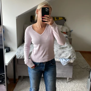 Rosa stickad tröja  - En rosa tunt stickad tröja. Sen har långa armar och är väldigt skön. Söt rosa färg.💗💗