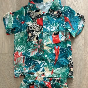 Skjorta & shorts till pojke - Så snyggt set till pojke 4-5 år. Somrigt skönt tyg. Shortsen har fickor. Använd 1 gång och tvättad 1 gång. Supersnyggt set !