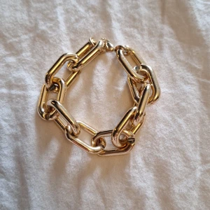 Armband - Minns inte vart det är köpt men det är inte andvänt mycket så jätte fint