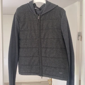 Feta merinoull cardigan - Storlek m men sitter mer som s. Skick 9/10 Dessa görs ej längre och nypris ligger på 2500.