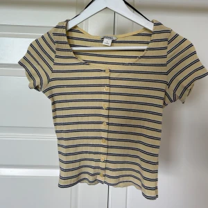 Monki topp - Super fin topp från Monki! Är så somrig och söt men säljer pga använts inte så mycket som den förtjänar🌼  #toppar #gultröja #sommarkläder #gultopp