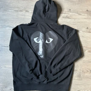 Comme des Garçons hoodie  - Säljer nu denna fina cdg hoodie! Knappt använd. Storleken är M men kan även passa L. Hör av er vid frågor📩