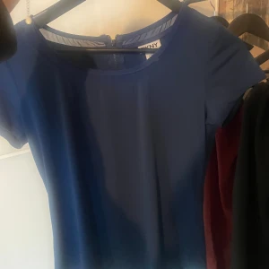 Blus  - Söt marinblå typ blus från dkny 