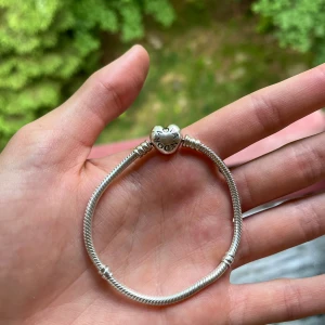 Nästan nytt Pandora armband❤️ - Säljer mitt Pandora Armband som är andvänt få gånger och har inga defekter, säljer pga av att den är för kort på mig💗 den är 17cm lång! Perfekt till sommaren och man kan köpa berlocker att sätta på💗 (Nypris är 649)