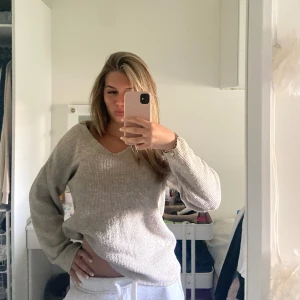 STICKAD TRÖJA - V ringad stickad tröja ifrån vero moda! 