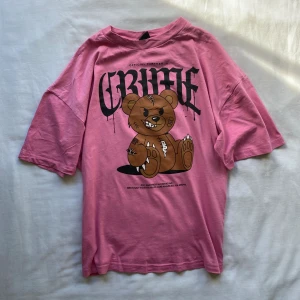 New Yorker Oversize T-shirt S - Köpte i Stockholm på en resa och har bara använt några gånger, ”Officiall Partner in Crime” med björn, rosa, Storlek S