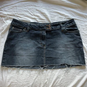 Jeanskjol  - Lowwaist mörkblå jeanskjol i uppskattad storlek L💙
