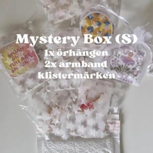 Mystery Box (Small) - Vad som ingår: 1x Örhängen, 2x Armband, Klistermärken. Alla saker är slumpmässigt valda av vårat utbud på Plick! 🤍 (Ifall du har preferenser kring färgen på metallen [guld/silver] får du gärna dm:a mig om det 🫶)