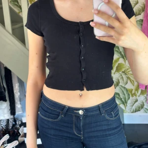 Svart topp med knappar - Från Gina Tricot, använd några gånger men inga defekter