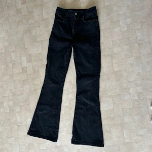 Jeans bootcut - storlek M aldrig använt för dom är för stora. Köpte på bikbok tror jag. Storlek M/38