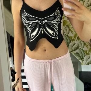 Svart linne - Från shein, nått emo linne? Aldrig använt