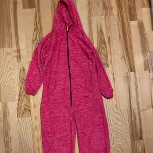 Onezee Tuxer - Strl 134/140. Fint begagnat skick.  Kolla gärna in mina andra annonser för samfrakt. Jag säljer mycket barnkläder just nu. Katt finns i hemmet (allergivänlig ras).