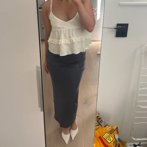 Långkjol - Långkjol från Ginatricot i en blå färg, använts få gånger och har inga defekter 🫶🏻