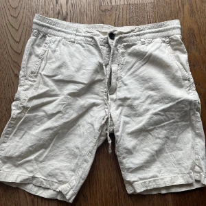 Linneshorts  - Beiga linneshorts från J lindberg