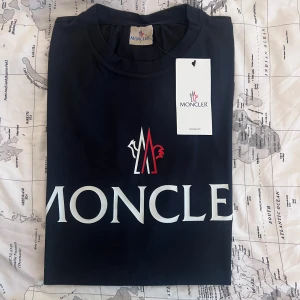 Moncler t-shirt helt ny - Helt ny moncler t-shirt till salu. Aldrig använd. Vid intresse hör av er.