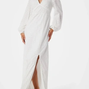 Vit långklänning - Säljer den här superfina adoore liknande klänningen från bubbleroom. Endast använd en gång. 