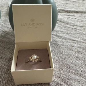 Ring Lily and Rose - Ring från Lily and Rose jewellery.  Emily pearl ring - rosaline.  Aldrig använd. Nypris 349kr