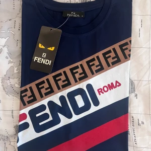 Fendi t-shirt helt ny - Helt ny t-shirt från Fendi till salu. Aldrig använd. Vid intresse skickar jag mer bilder.
