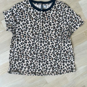 Leopard T-shirt  - Fin leopard T-shirt från HM i storlek S