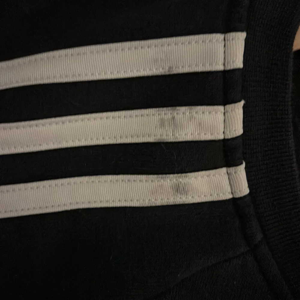Adidas tjocktröja i storlek M Passform S-XL beroende på hur man vill ha den. Kvalitet: använd, samt en liten fläck på vänster sida. Hoodies.