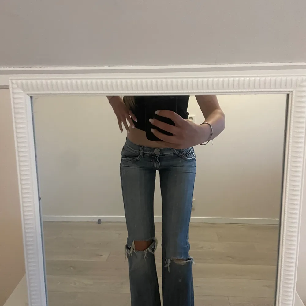 Superfina bootcut, low waist jeans från miss sixty💗 (Innerbensmåttet: 83 cm) (Midjemått: 77 cm)  Skriv om ni har frågor, jag svarar så fort jag kan💞. Jeans & Byxor.