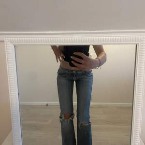 Superfina bootcut, low waist jeans från miss sixty💗 (Innerbensmåttet: 83 cm) (Midjemått: 77 cm)  Skriv om ni har frågor, jag svarar så fort jag kan💞