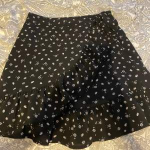 Säljer denna fina och luftiga sommar kjol från new yorker eftersom den inte kommer till användning💗 denna kjol säljs inte i butik längre och är köpt för 100kr💗 använd några gånger så den är som ny