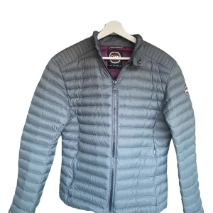 Colmar Jacka - Säljer min Colmar jacka grå storlek S Nyskick, använd fåtal gånger