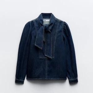 Slutsåld blus från zara  - Säljer en denim topp/blus från Zara som endast är använd vid två tillfällen. Storlek: L 