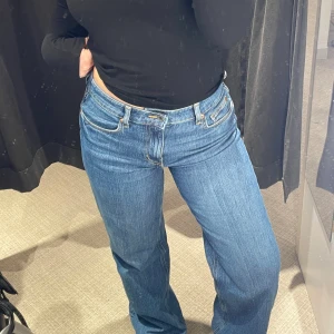 Mörk blåa jeans  - Säljer dessa snygga vida jeans från HM🥰 Säljer då de inte kommer till användning😁