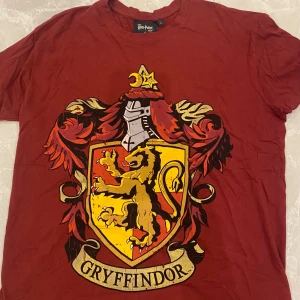 Harry Potter T-shirt ”Gryffindor” original  -  Fin tröja från Harry Potter shopen i London och med Gryffindor Logan på