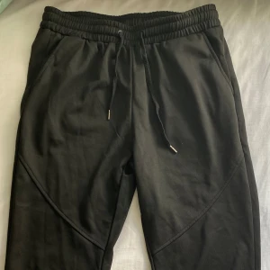 Shein Svarta Tränings/mjukisbyxor  - Var för små för mig men är fina och i perfekt skick, helt nya, aldrig använda!!! Storlek Large men korta för mig (170cm)