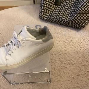 Arigato skor  - Säljer nu mina fina arigato skor. De är i ett användt skick.  Vid intresse kan jag skicka fler bilder på dem. Nypriset var 2199kr. Köp direkt för 500 kr. 