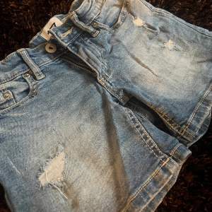 Jeans shorts i storlek 130. Använt fåtal gånger.
