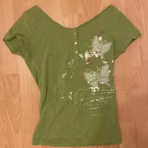 Secondhand top - Gullig grön topp som är klippt uppe i halsen av tidigare ägare.