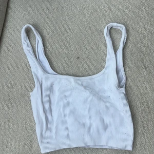 Söt vit crop top - Är i väldigt gott skick, endast lite knottrig men det kan gå bort, har använt några gånger men inga fläckar eller defekter.