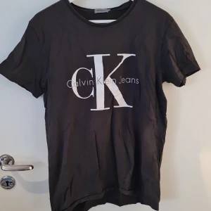Tshirt  - Använt skick. Inga hål eller fläckar. Färgen är svart/mörkgrå. 