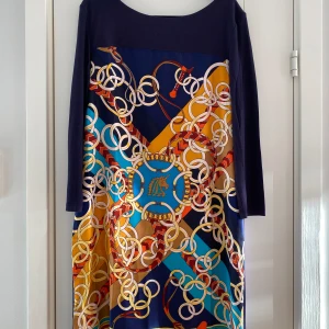 Marinblå klänning i viskos från Anni Carlsson i strl 38 i nyskick - Marinblå klänning i viskos från Anni Carlsson i strl 38 i nyskick   Endast använd en gång och är i nyskick.  Mått Över bröstet: ca  Längd från axeln och ner: ca   95% viskos och 5% elastan, underklänning 92% polyester 