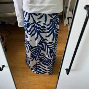 Långkjol  - Så fin klänning från hm men funkar lika bra at tja som en långkjol, ny skick med  prislapp och allt kvar aldrig använd❤️