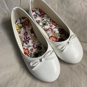 Vita Ballerinaskor - Vita ballerinaskor helt nya!💞  Säljer då de är lite för stora för mig Storlek 38❣️