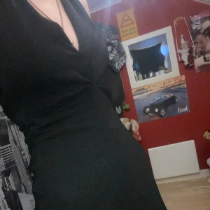 Glittrig svart klänning  - En klänning som jag bara har använt 1 gång och är i bra skick. Köpt på myrorna. Om du vill ha mer bilder på klänningen så säg till.