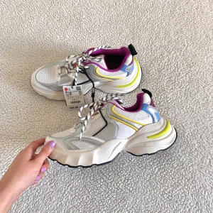 ZARA färgglada sneakers - Otroligt snygga sneakers från ZARA med små färgklickar av lila, blå, orange, gul, limegrön och med silverdetaljer. Nya med tags kvar, utan anmärkningar.