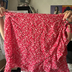 Kort blommig kjol - Använd fåtal gånger. 