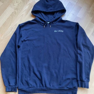 Ma Chérie Hoodie - Säljer denna Marinblåa Ma Chérie hoodie i storlek 170 från Gina Tricot❤️❤️ Den är bara använd några få gånger!! Tröjan är lite stor i storleken❤️Orginal pris 250kr