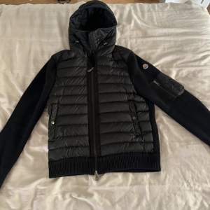 Säljer nu min moncler cardigan då den inte kommer till användning längre. Kvitto finns. Skriv om ni har några andra frågor eller funderingar. 