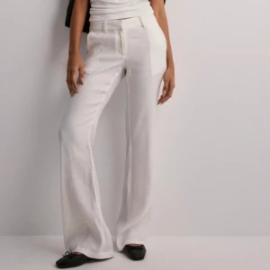 Linnebyxa - Helt nya linnebyxor, Low Waist Linen Flare Pan från Nelly.   Vit: st 40  Beige: st 38