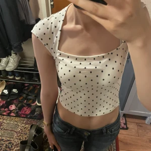 Prickig topp från hm - Jättesöt prickig topp som är lite kortare i modellen. Köpt på hm. Använd en gång.