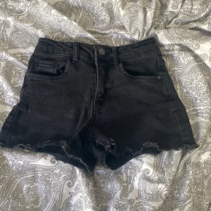 jeans shorts  - Svarta jeansshorts köpta för länge sen! Hör av er vid frågor💕