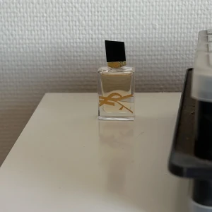 Ysl libre mini - Ysl libre mini parfym, 7,5ml perfekt att lägga på handleder osv🌸Luktar supergott men säljs då jag har två stycken 